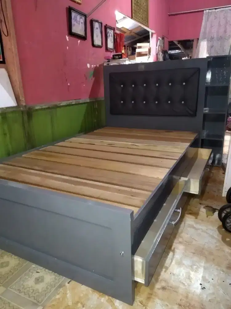 Ranjang dipan laci sorong