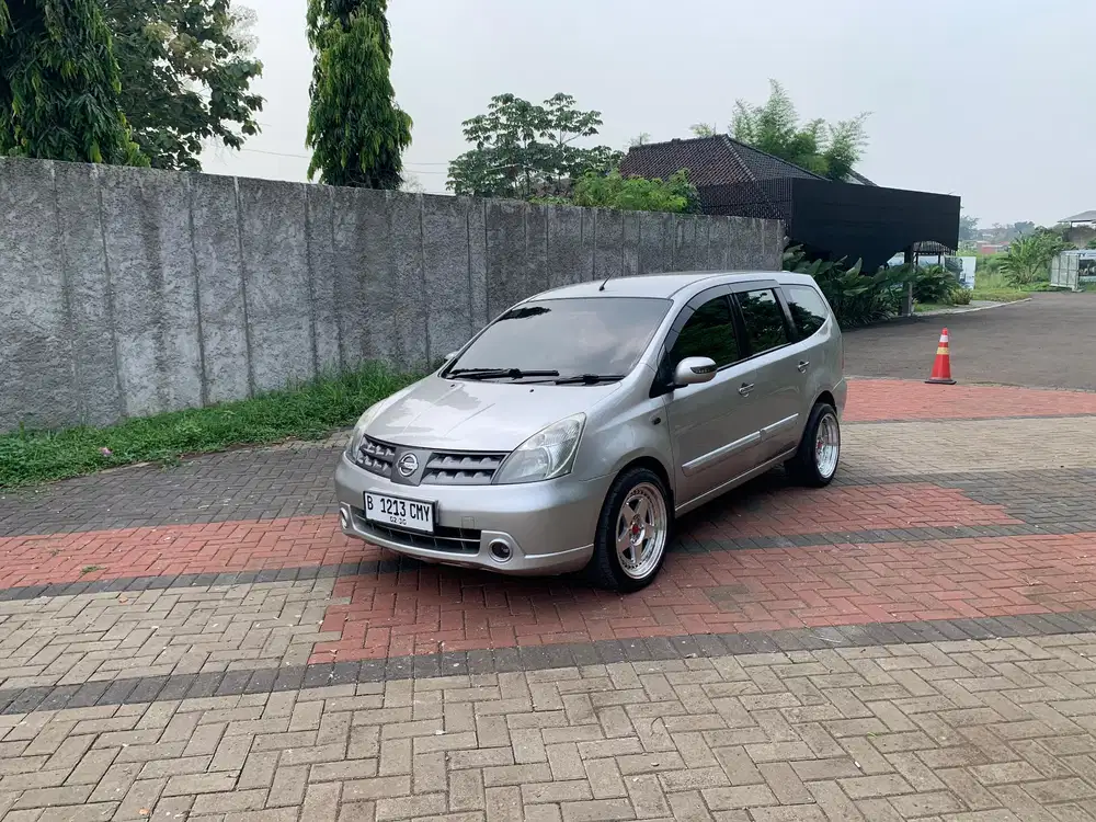 Nissan Grand livina XV matic 2010
