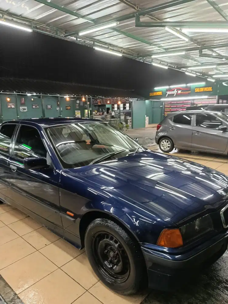 BMW 318i 1998 Bensin