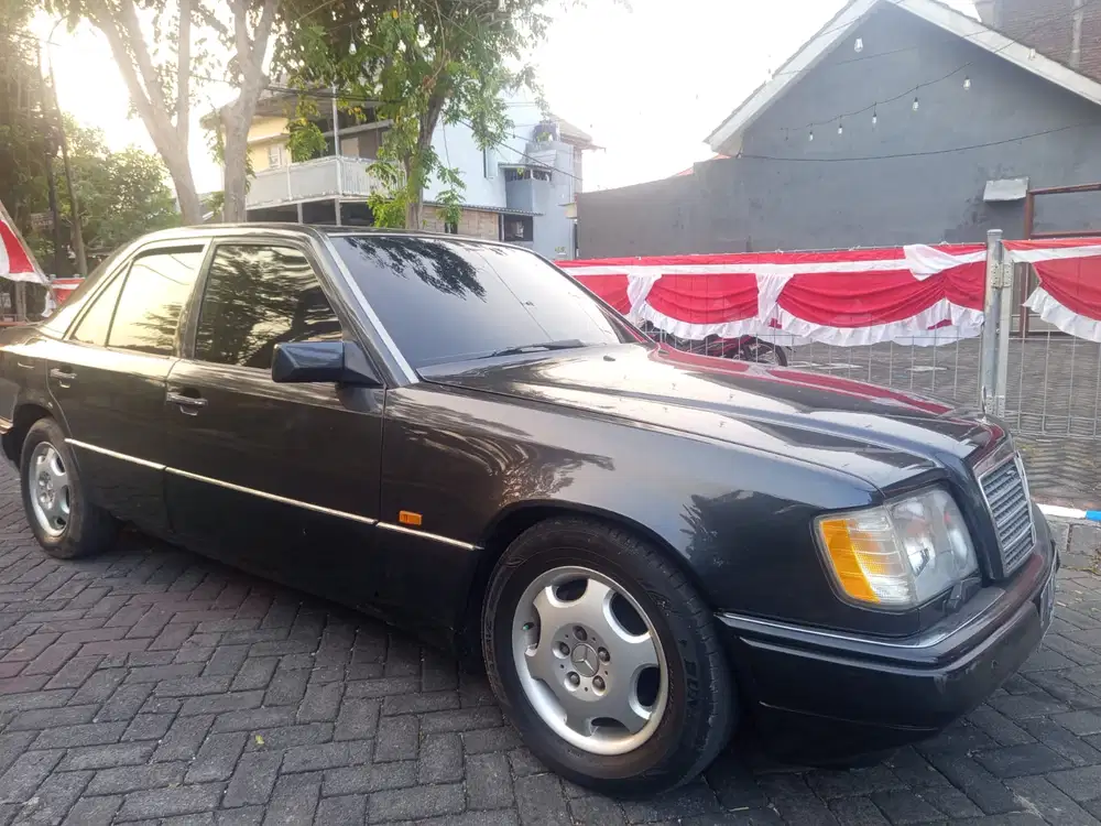 Mercedes-Benz E220 1996 Bensin