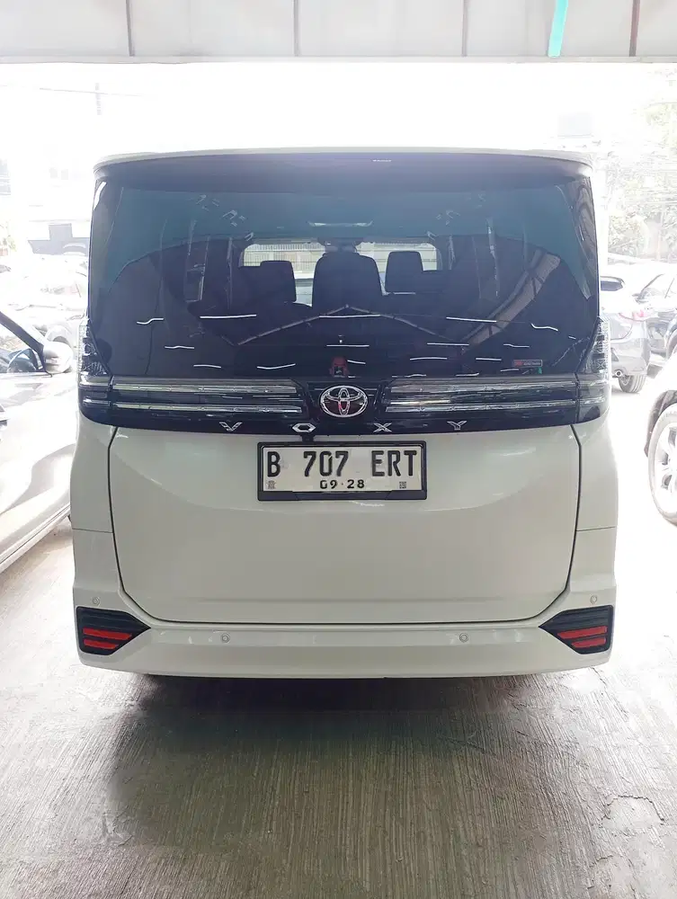 Toyota Voxy 2.0 CVT 2023 Putih