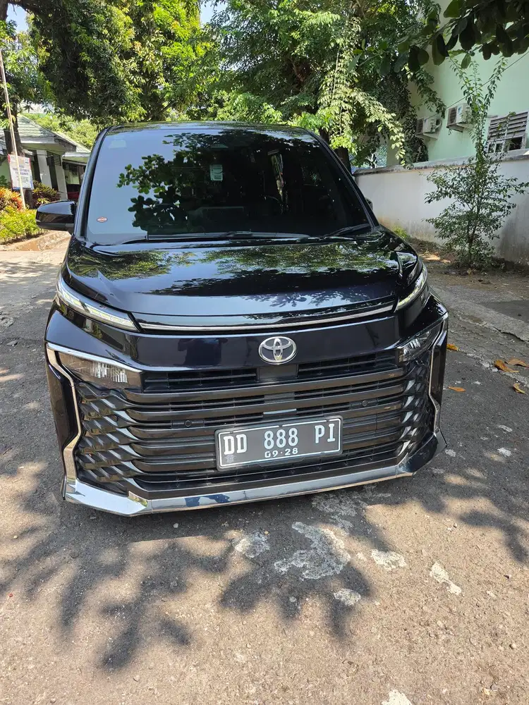 Toyota Voxy 2023 Bensin