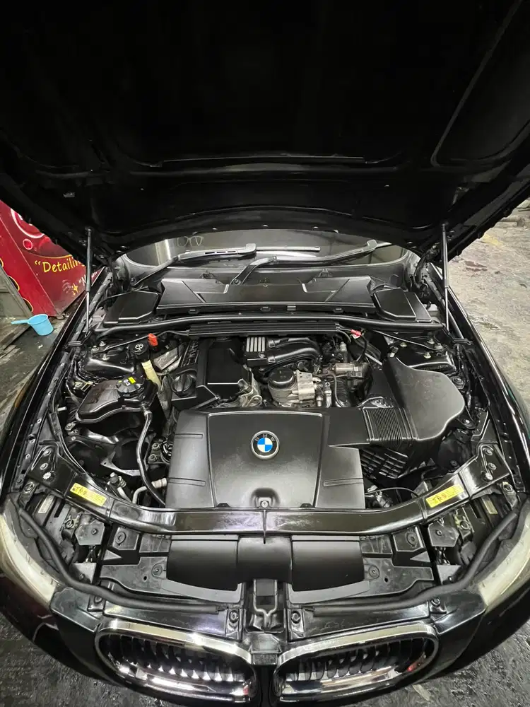 BMW 320i 2009 Bensin