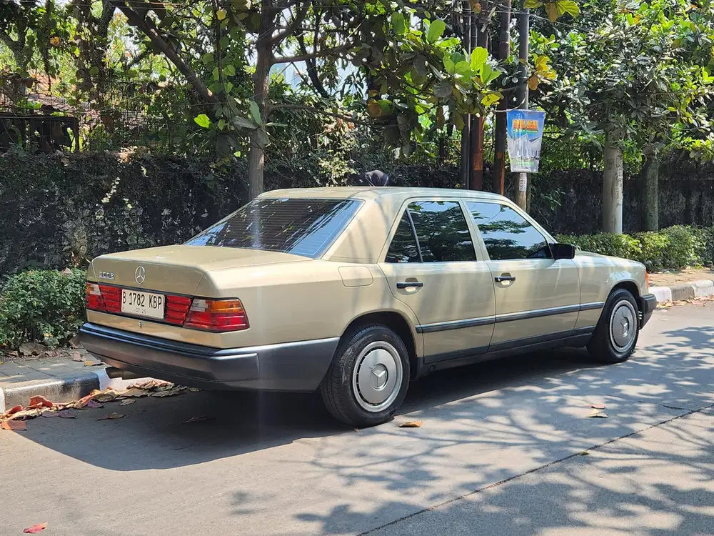 Mercedes-Benz 300E list becak 1987 Bensin