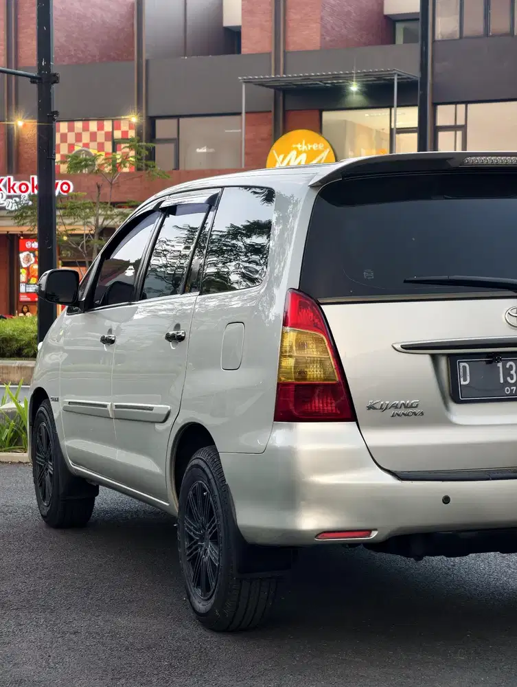 Toyota Kijang Innova 2011 Bensin