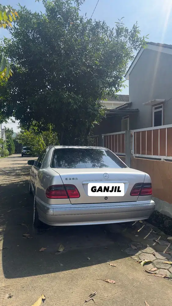 Mercedes-Benz E240 2001 Bensin