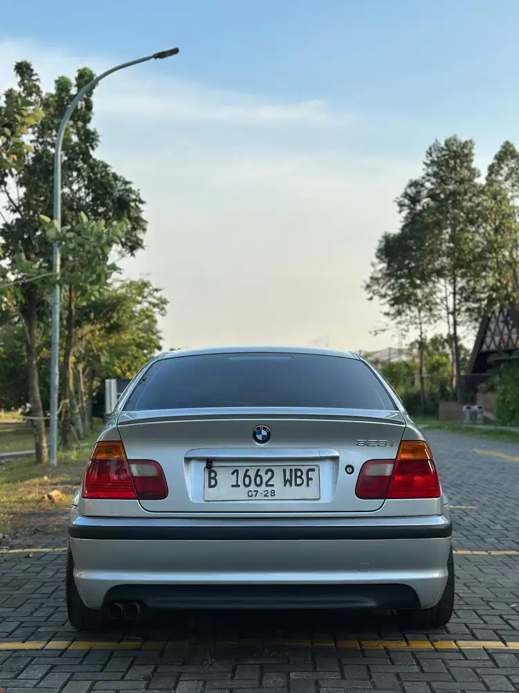 BMW 323i 2000 Bensin