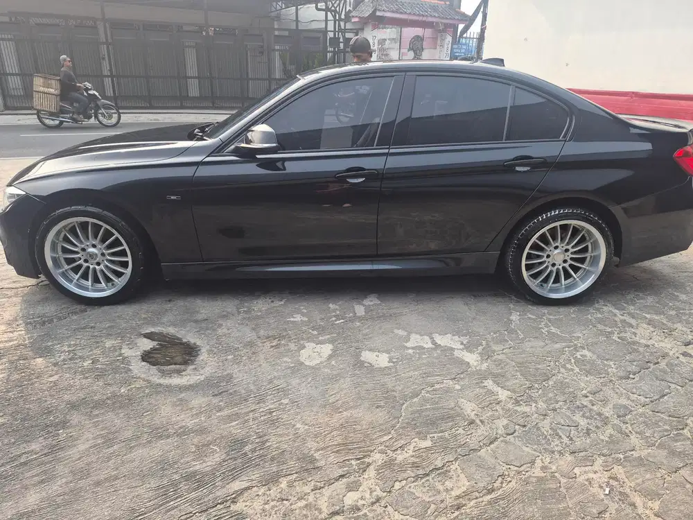 BMW 320i 2014 Bensin