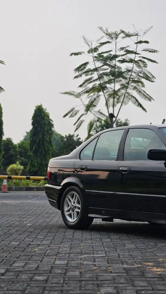 BMW 320i 1994 Bensin