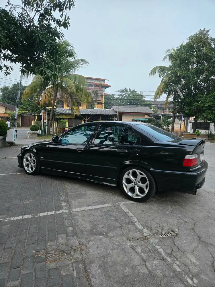 BMW 323i MT Tahun 1996 - Black