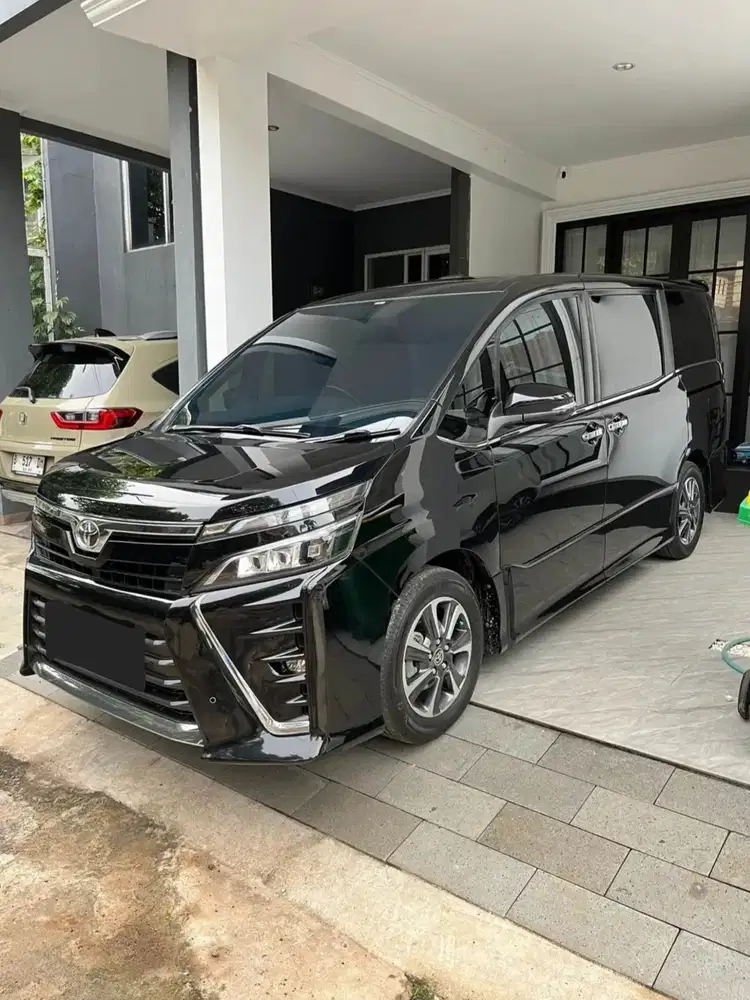 ANTIK Seperti Baru!! Toyota Voxy 2018 Bensin