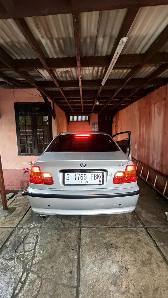BMW 318i 2002 Bensin