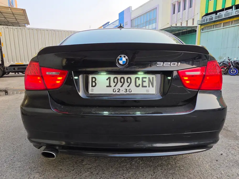 BMW 320i 2009 Bensin