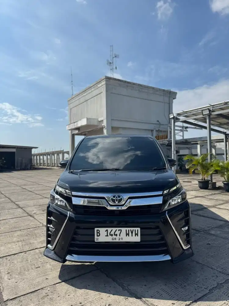 Toyota Voxy 2.0 AT 2018 Hitam