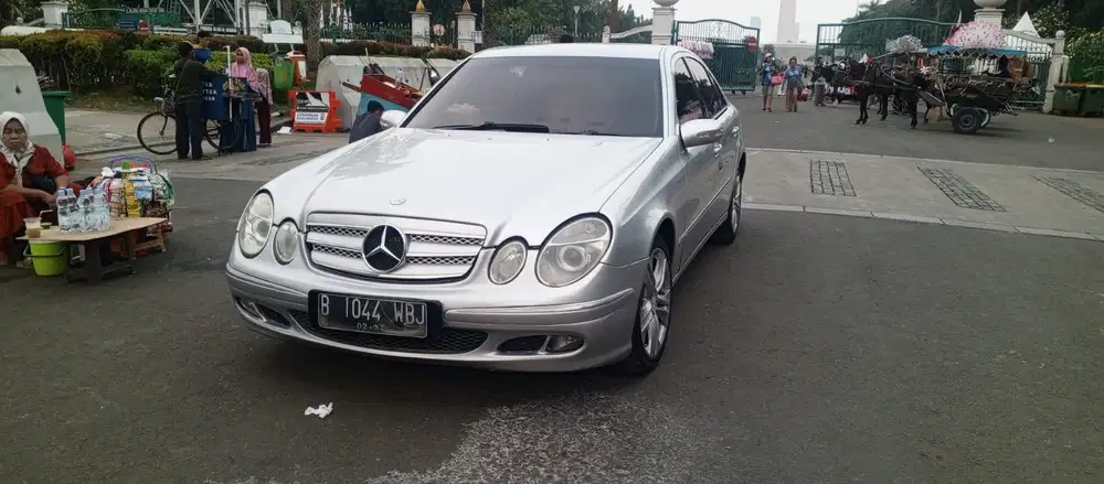Mercedes-Benz E240 2004 Bensin