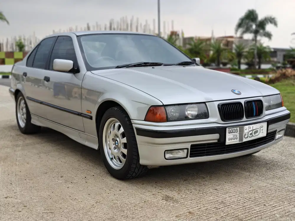 BMW 318i 1998 Bensin