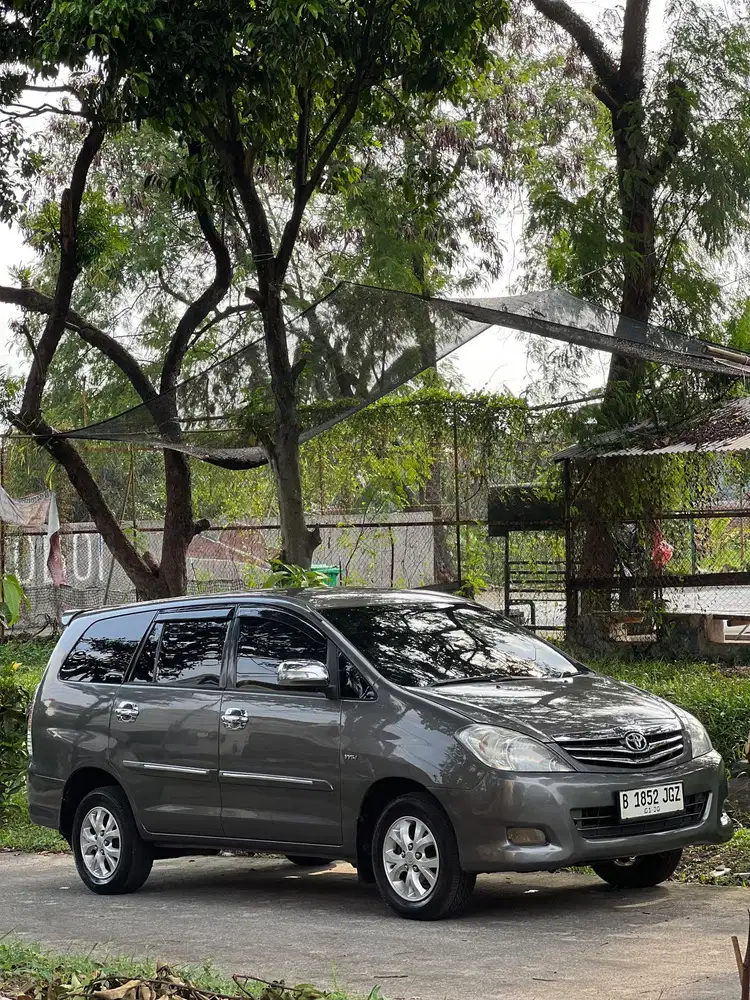 Toyota Kijang Innova 2011 Bensin