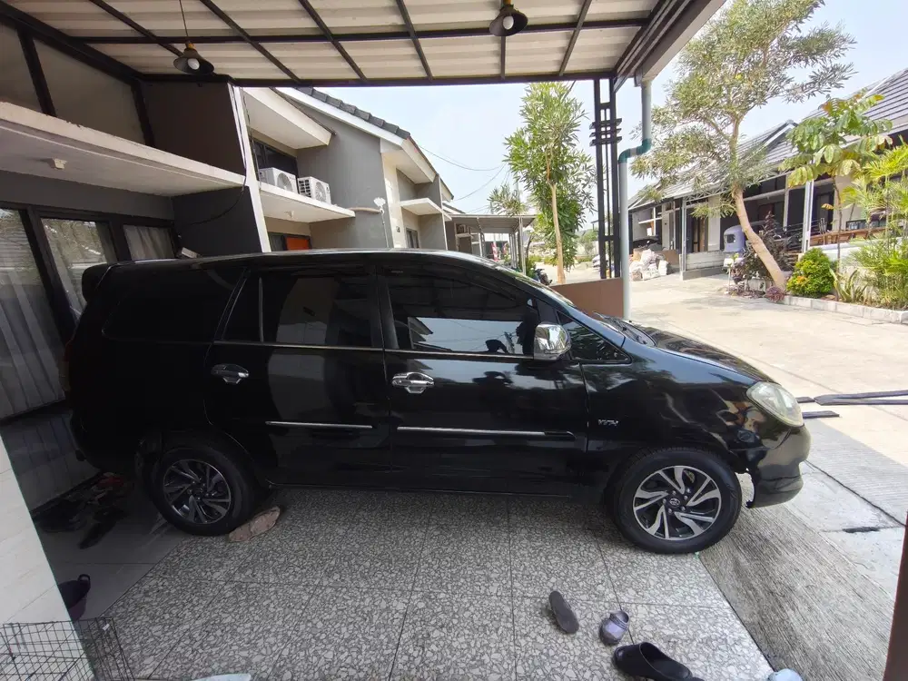 Toyota Kijang Innova 2005 Bensin