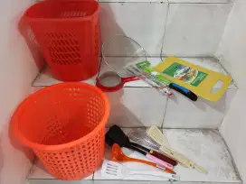 Perlengkapan dapur. Sutil, tong sampah, dll