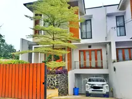 Dijual Rumah 3 Lantai Hadap Timur