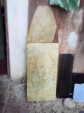 Papan meja bekas untuk menyeterika pakaian