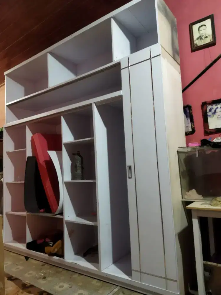 Lemari pakaian bahan hpl