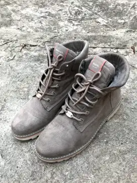 Sepatu Bench Boots