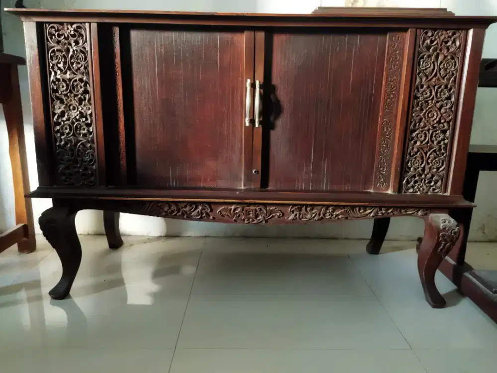 LEMARI TV KUNO JATI TUA UKIRAN