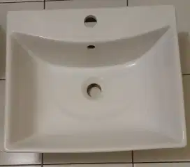 Wastafel keramik kotak