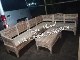 Kursi sudut kayu jati di Yogyakarta