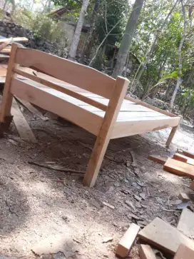 Dipan kayu mahoni