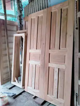 Pintu panel mahoni