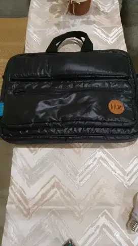 Tas Laptop minimalis ringan