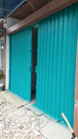 Folding gate roling door