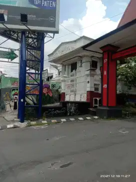 Rumah kos mewah eksklusif & ruko UNS solo depan gerbang kampus