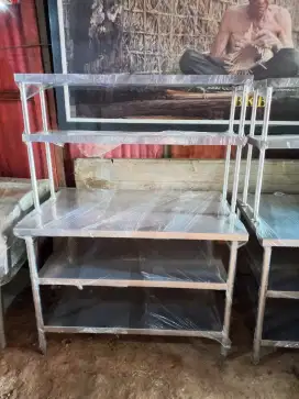 Meja stainless untuk dapur restoran
