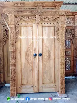 Kusen pintu jati ukir kupu tarung