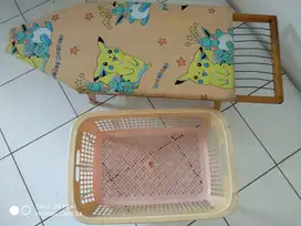 Meja Setrika Duduk Lipat dan Keranjang Pakaian