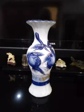 Pot bunga keramik ukuran sedang