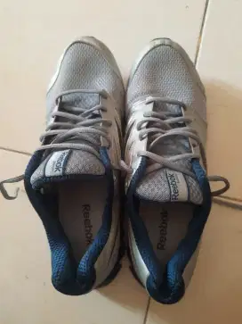 Sepatu reebok ori kondisi bagus size 45 lokasi sambikerep dkt pakuwon