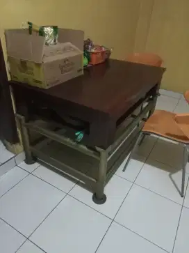 Meja makan plus 4 kursi