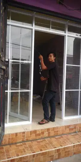 Partisi kaca dan Folding gate