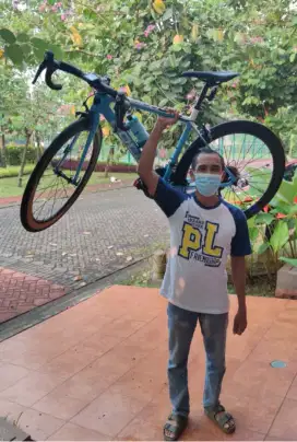 Roadbike Sepeda FOCUS CAYO Carbon Ringan