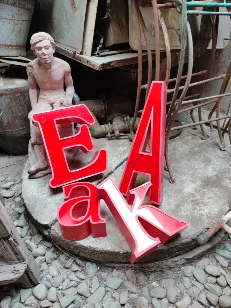 Huruf Timbul Besi Bahan Dekorasi Vintage