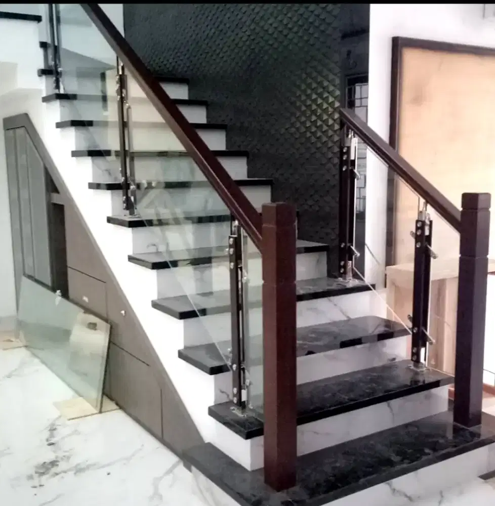 railing tangga kaca