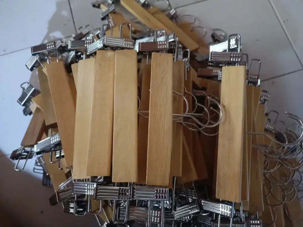 Hanger kayu jelitan