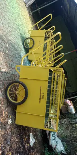 Gerobak sampah.