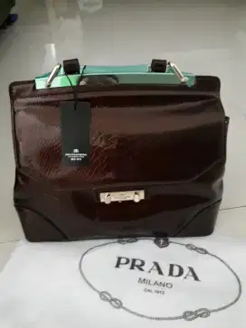 Tas handbag coklat mewah.