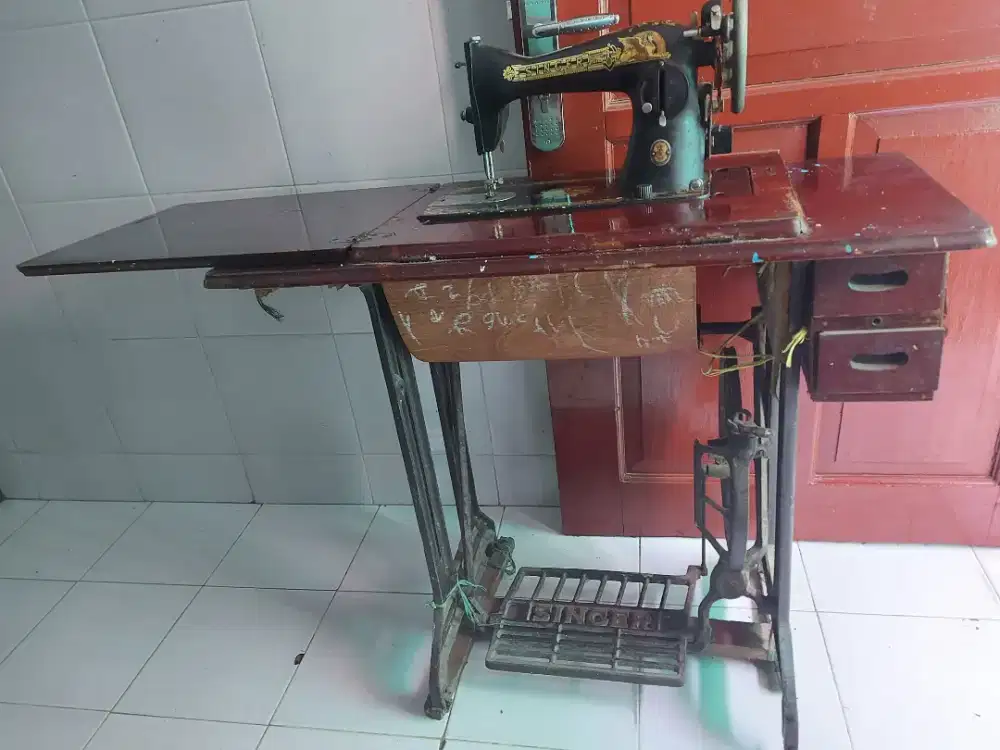 Di jual cepat mesin jahit singer jadul kondisi mati
