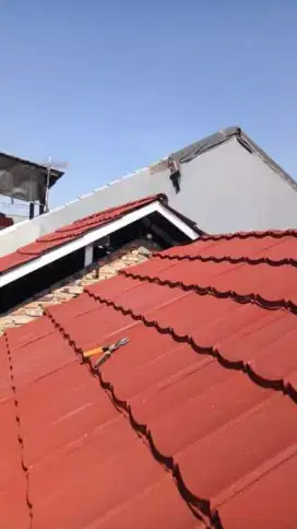 Baja ringan renovasi atap rumah pasang atap sepandek dan genteng metal